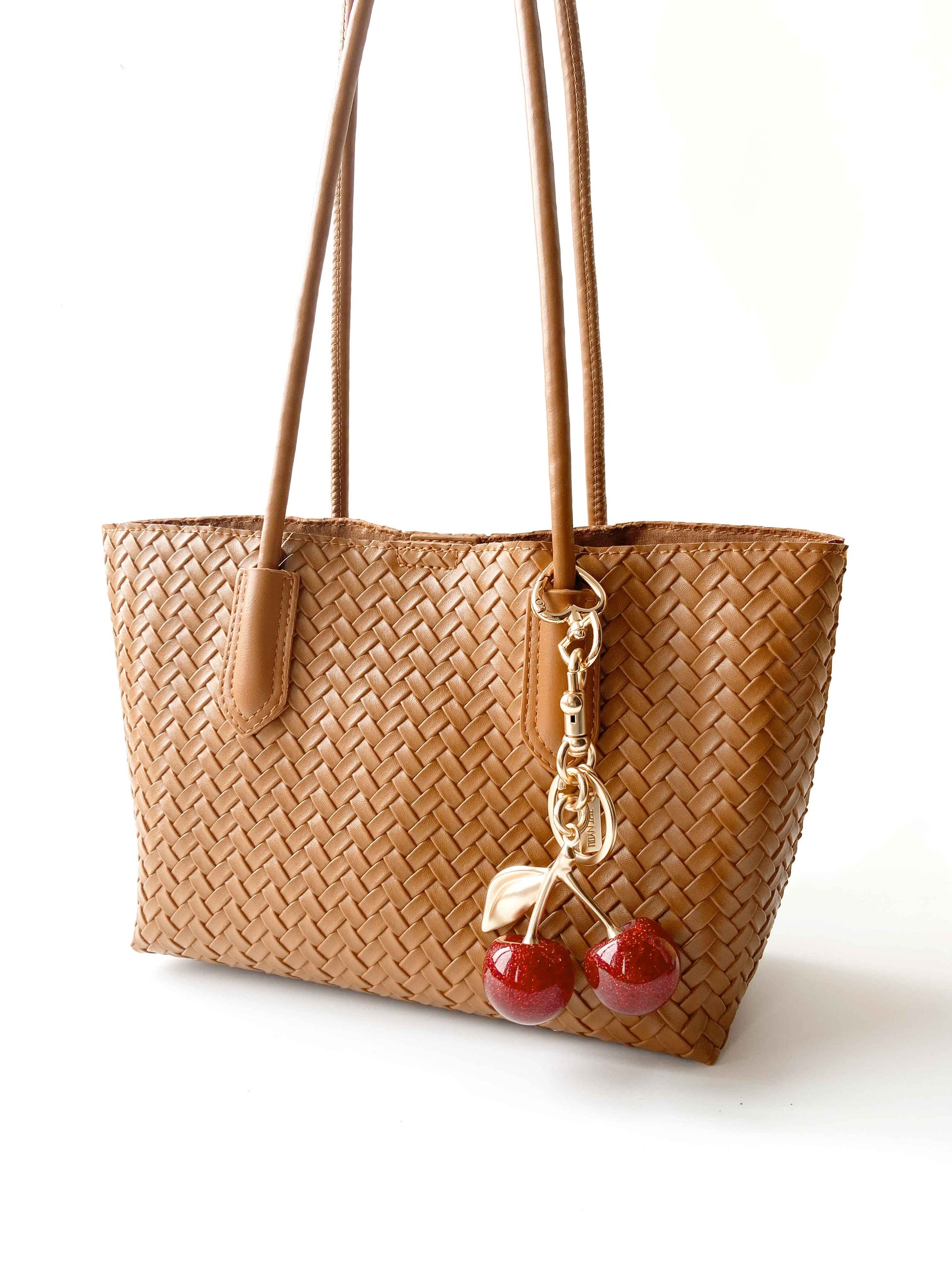 Practical handbag with gold keychain, ideal for casual style