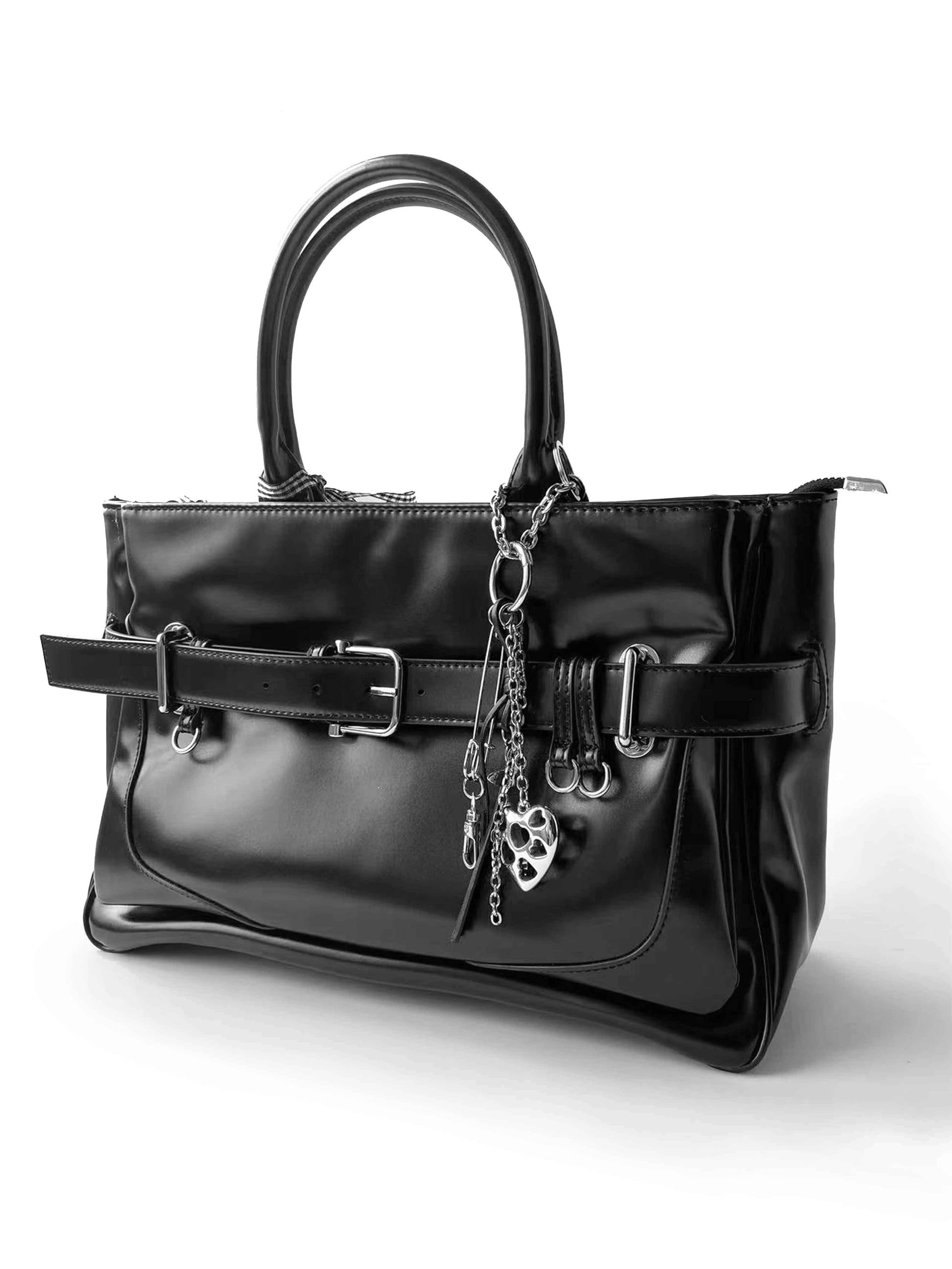 Black textured handbag with heart and skull pendants,个性时尚穿搭个性时尚穿搭personality fashion style.
